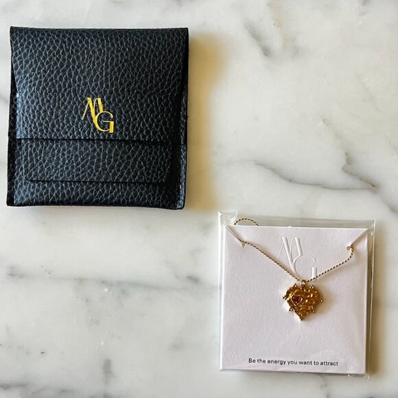 Reine Heart Necklace - Picture 4 of 8